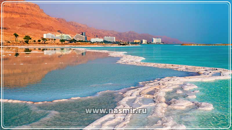 Мёртвое море (Dead Sea) — одно из наиболее солёных озёр в мире, расположенное по центру между Палестинской землёй (Palestine), Израилем (Israel) и Иорданией (Jordan). Водоём с максимальной шириной в 18 м и длиной в 67 км не имеет притоков.